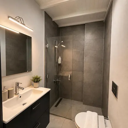 Carnaby Kuecuekkoey Hotel *